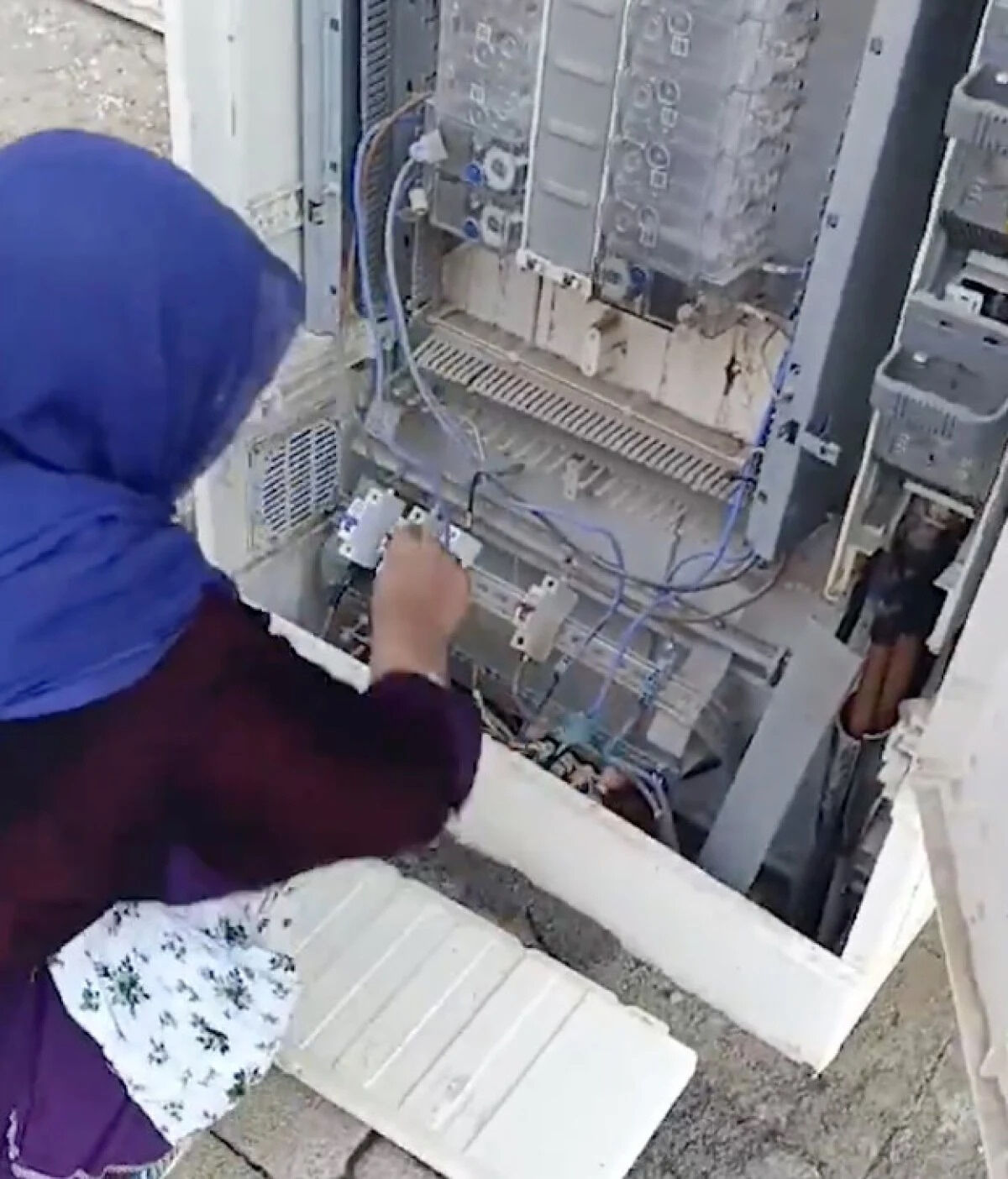 Kaçak elektrik mühendisi! Ev hanımı trafodan hat çekiyor - 1. Resim