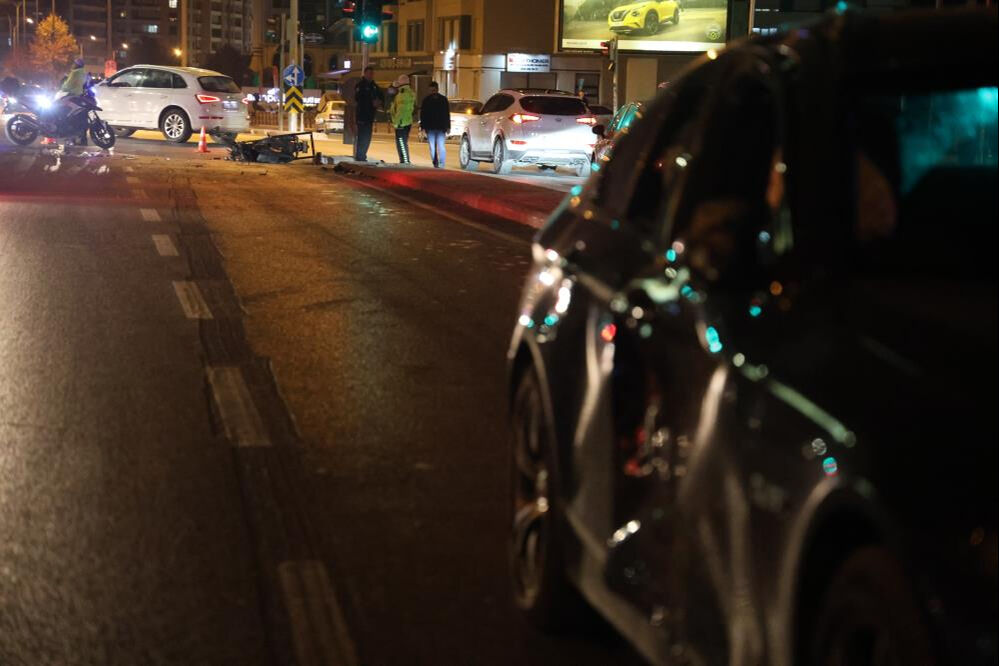 Kırmızı ışıkta geçen motosikletli feci şekilde can verdi - 1. Resim