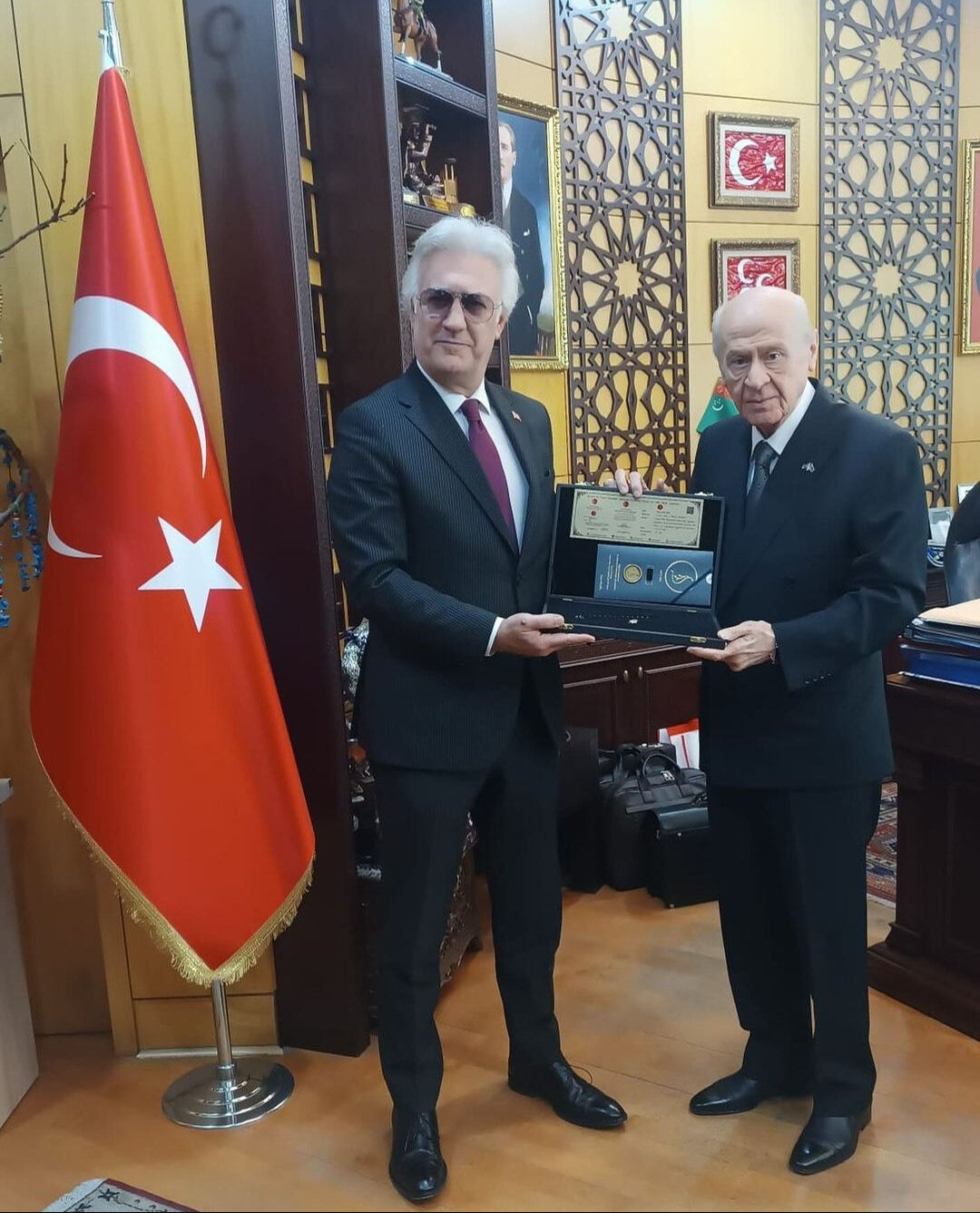 MHP lideri Devlet Bahçeli'ye sürpriz ziyaret! MHP lideri Devlet Bahçeli'ye sürpriz ziyaret! - 1. Resim