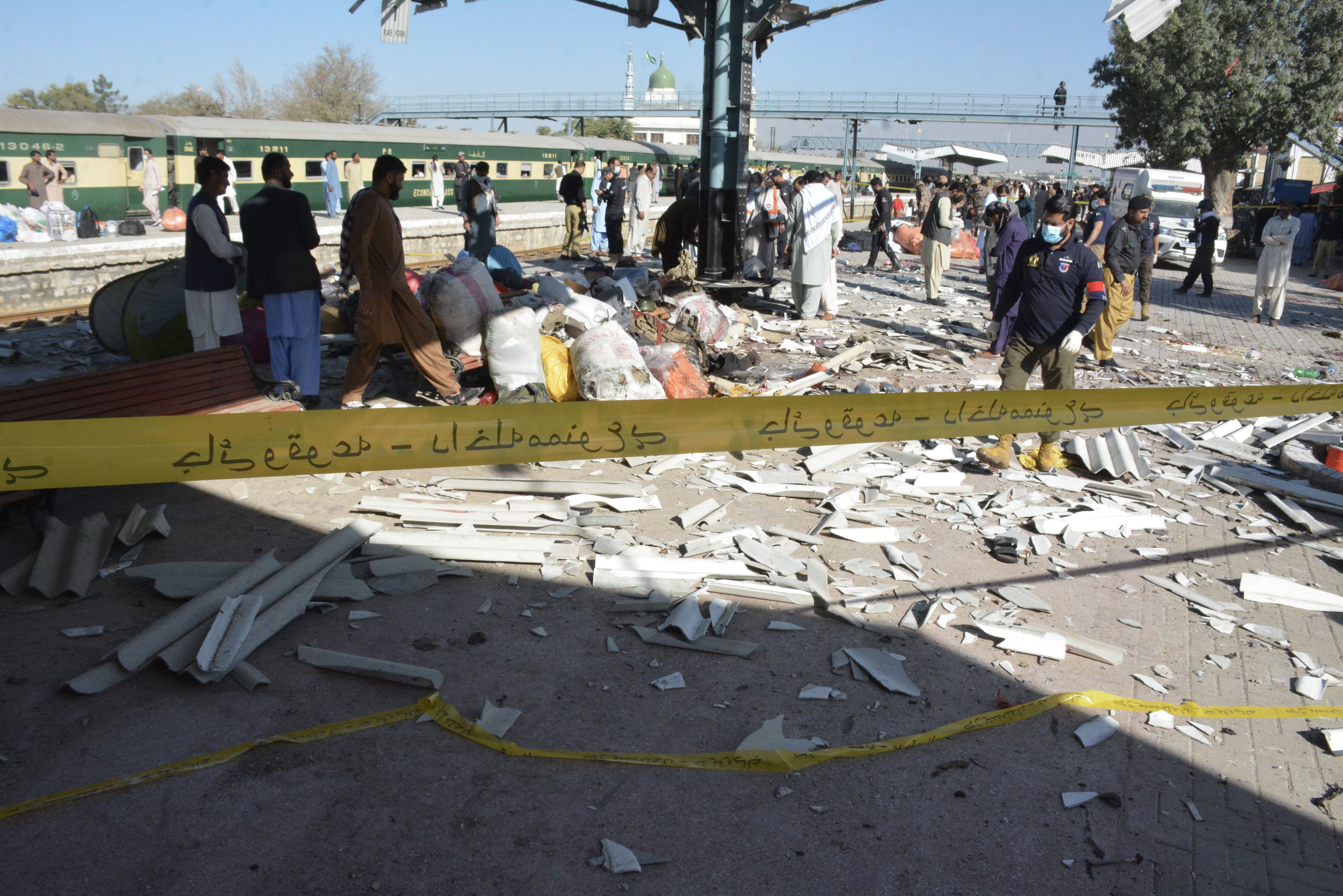 Pakistan'da tren istasyonunda katliam! Ambulanslar peş peşe gitti, onlarca ölü ve yaralı var - 2. Resim