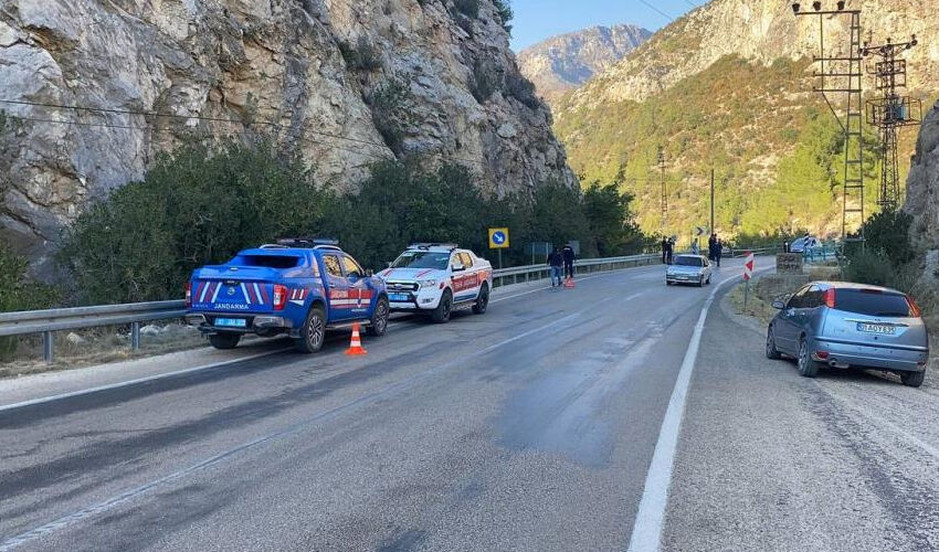 Piknik yolunda korkunç kaza! Otomobilin çarptığı motosikletli uçuruma düştü - 2. Resim