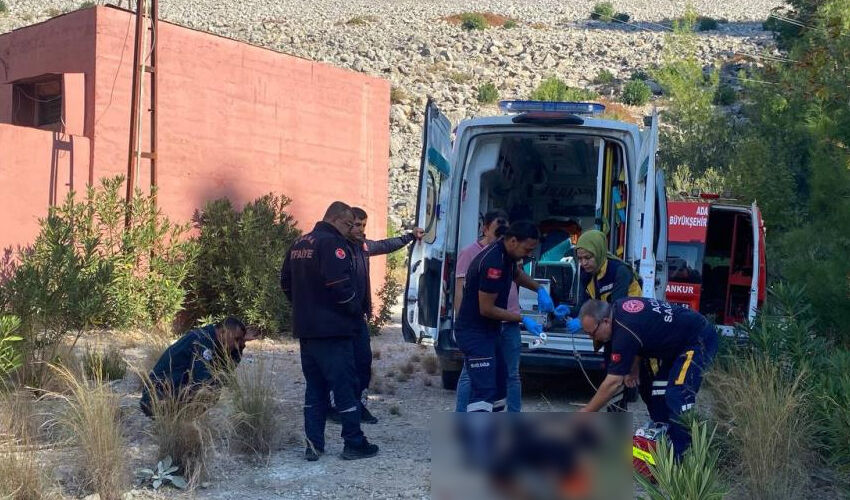 Piknik yolunda korkunç kaza! Otomobilin çarptığı motosikletli uçuruma düştü - 1. Resim