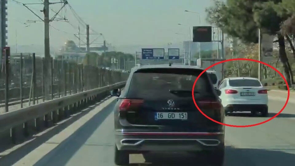 Trafikte fenalaştı, bir sağa bir sola çarptı! Otoyolda korku dolu anlar Trafikte fenalaştı, bir sağa bir sola çarptı! Otoyolda korku dolu anlar - 1. Resim