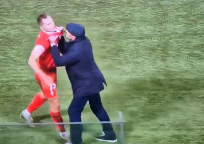 Triestina hcocası Pep Clotet, kırmızı kart gören oyuncusu Raimonds Krollis'e saldırdı - 2. Resim