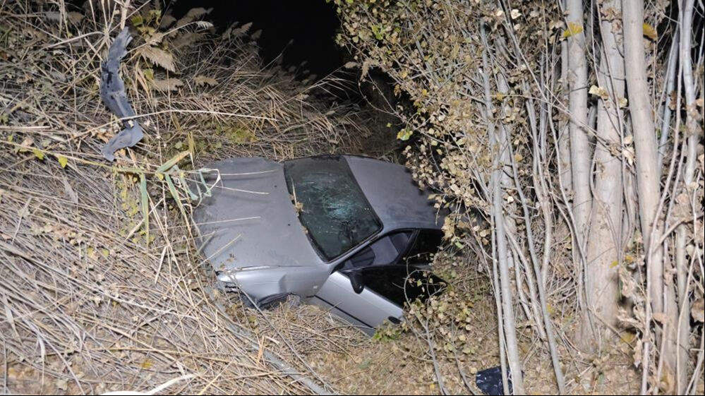 Aksaray'da şarampole uçan otomobil bu halde bulundu! Yaralılar var - 1. Resim