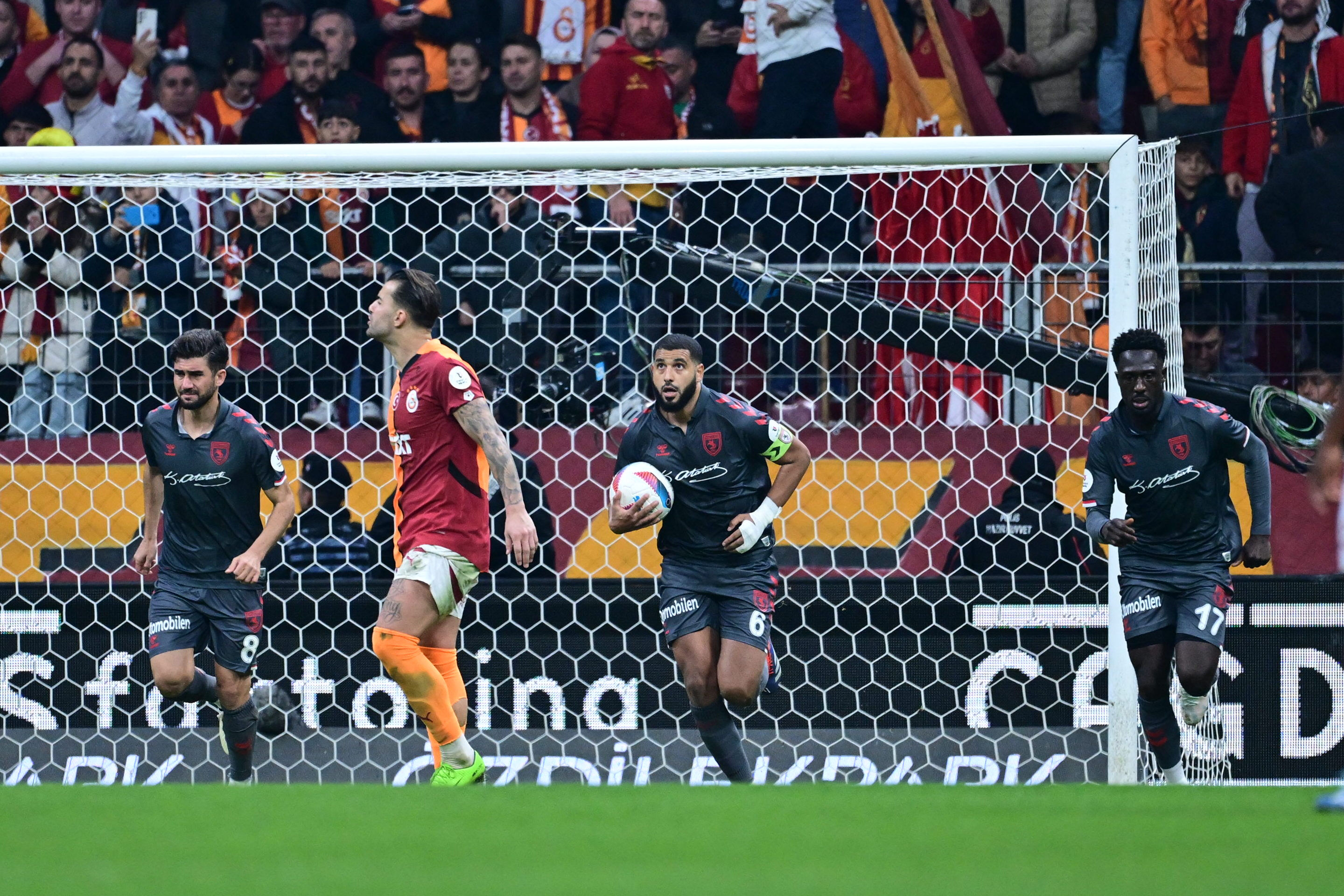 Aslan evinde en yakın rakibini devirdi! Galatasaray - Samsunspor: 3-2 - 1. Resim