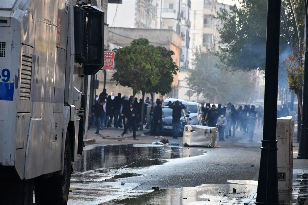 Batman'da kayyım gerginliği! DEM'li vekillerinde olduğu grup polise taş attı - 2. Resim