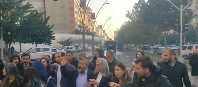 Batman'da kayyım gerginliği! DEM'li vekillerinde olduğu grup polise taş attı - 3. Resim