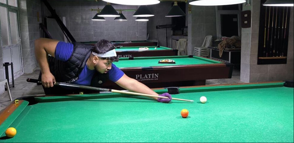 Bilardo oynarken takım arkadaşının vurduğu top kafasına geldi! Herkes kahkahaya boğuldu - 4. Resim