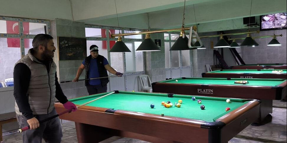 Bilardo oynarken takım arkadaşının vurduğu top kafasına geldi! Herkes kahkahaya boğuldu - 2. Resim