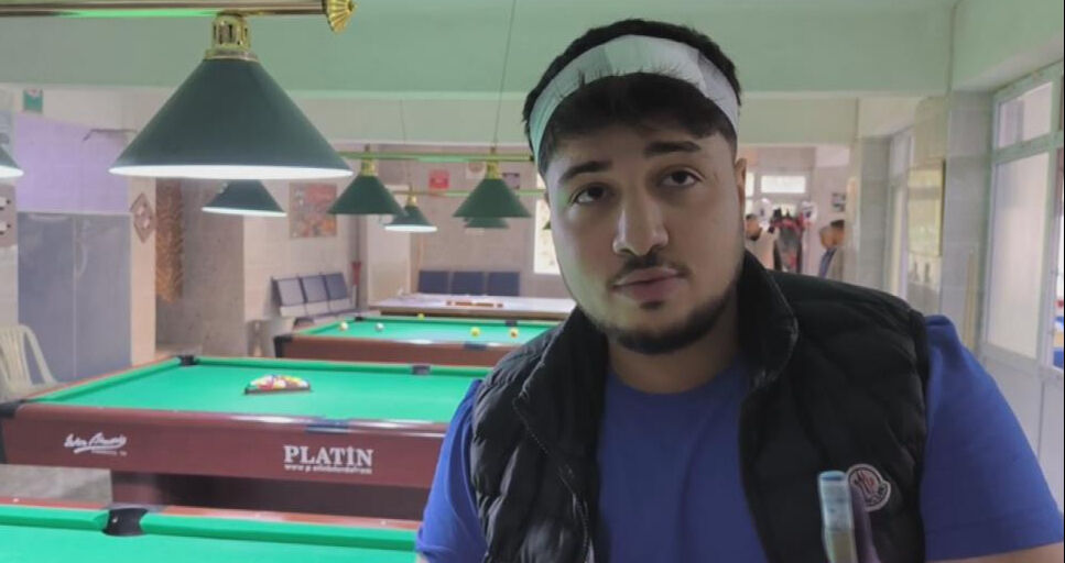 Bilardo oynarken takım arkadaşının vurduğu top kafasına geldi! Herkes kahkahaya boğuldu - 3. Resim