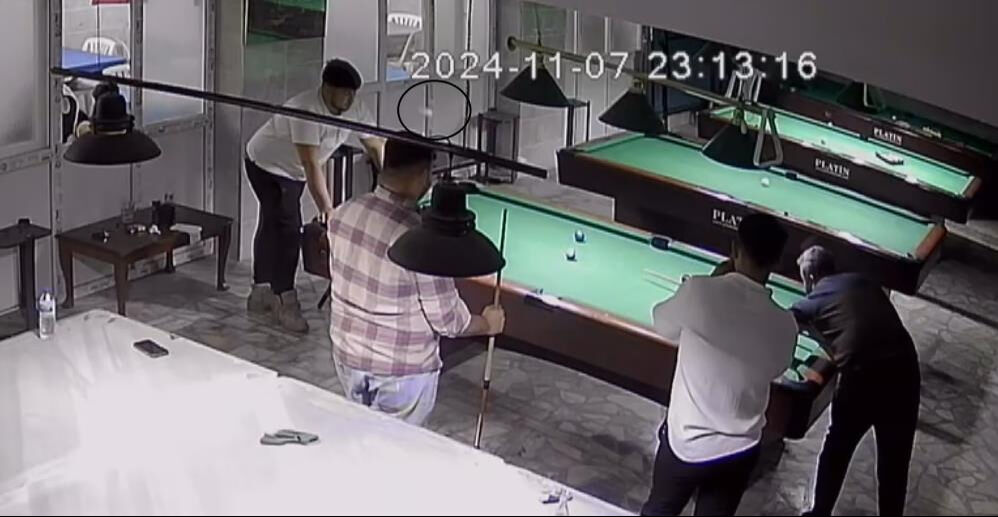 Bilardo oynarken takım arkadaşının vurduğu top kafasına geldi! Herkes kahkahaya boğuldu - 1. Resim