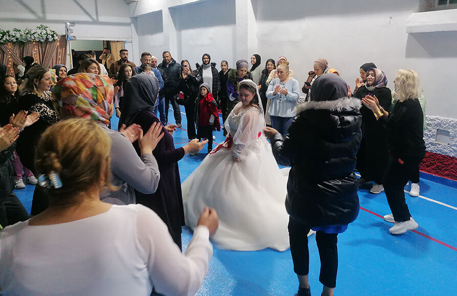 Down sendromlu Esma'nın gelinlik hayali gerçek oldu! Tokat'ta duygulandıran düğün Down sendromlu Esma'nın gelinlik hayali gerçek oldu - 1. Resim
