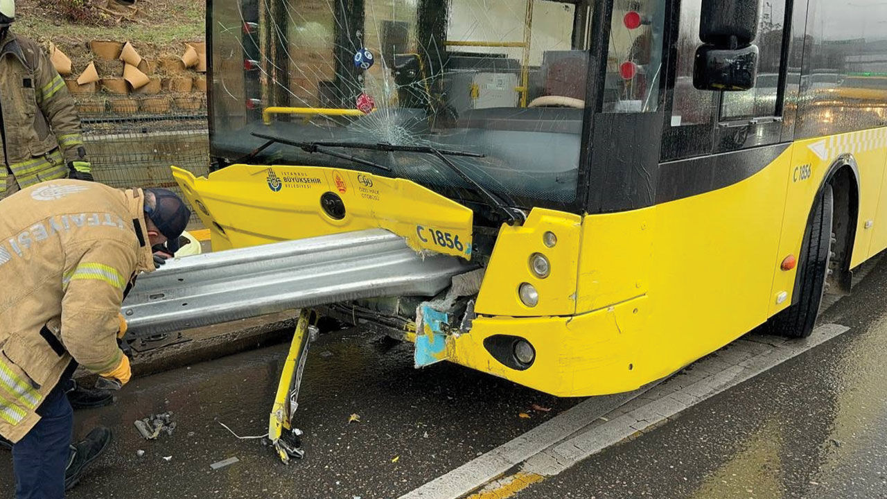 İstanbul'da İETT otobüsü bariyere girdi! Vatandaşlar son anda kurtuldu İstanbul'da İETT otobüsü bariyere girdi! Vatandaşlar son anda kurtuldu - 2. Resim