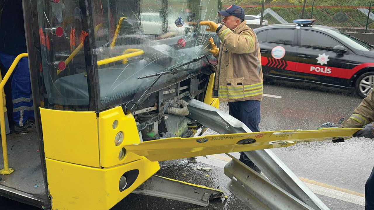 İstanbul'da İETT otobüsü bariyere girdi! Vatandaşlar son anda kurtuldu İstanbul'da İETT otobüsü bariyere girdi! Vatandaşlar son anda kurtuldu - 3. Resim