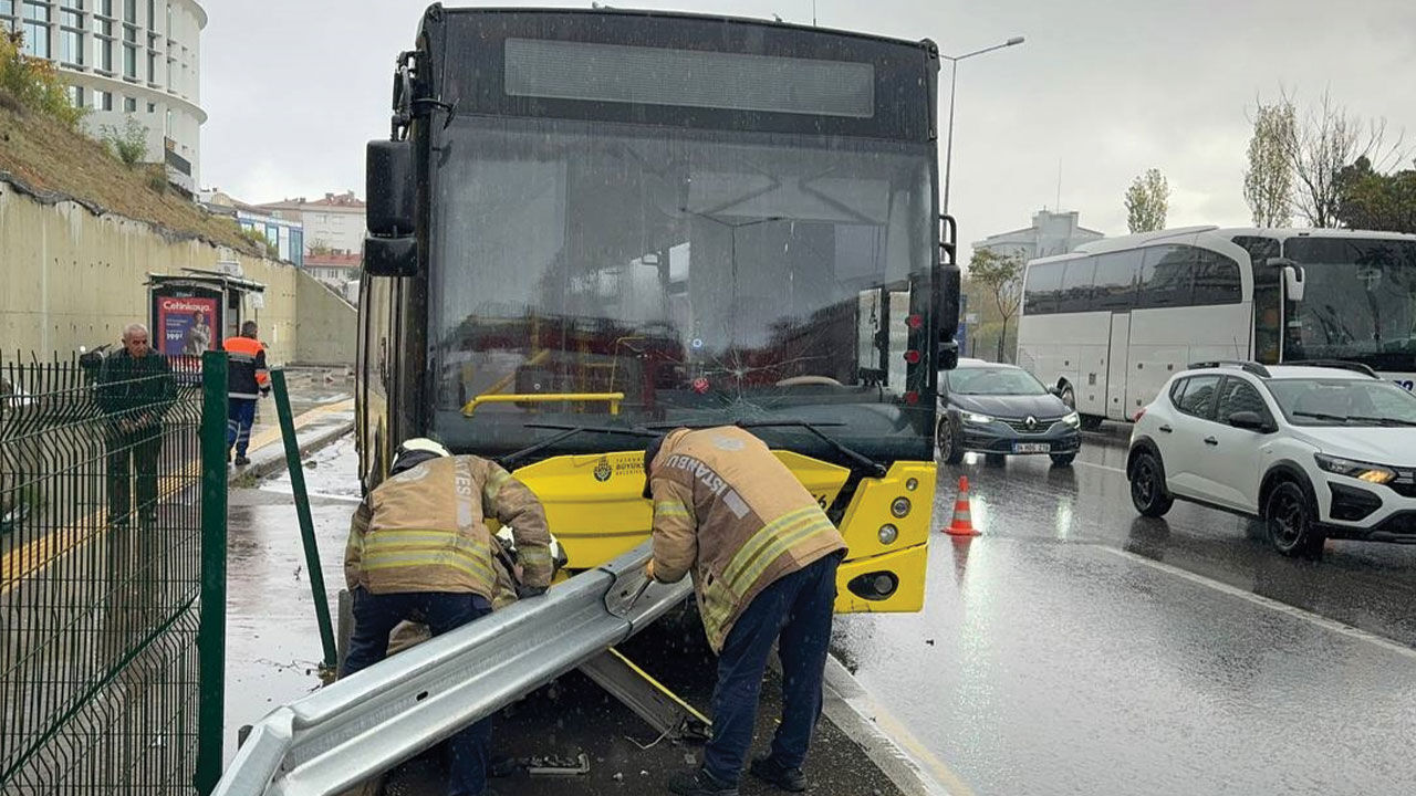 İstanbul'da İETT otobüsü bariyere girdi! Vatandaşlar son anda kurtuldu İstanbul'da İETT otobüsü bariyere girdi! Vatandaşlar son anda kurtuldu - 1. Resim