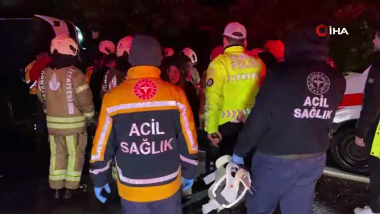 İstanbul'da yolcu otobüsü devrildi! Kaza yerinde can pazarı yaşandı, çok sayıda ölü ve yaralı var İstanbul'da yolcu otobüsü devrildi! Kaza yerinde can pazarı yaşandı, çok sayıda yaralı var - 1. Resim
