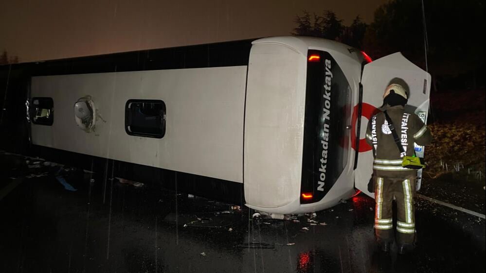 İstanbul'da yolcu otobüsü devrildi! Kaza yerinde can pazarı yaşandı, çok sayıda ölü ve yaralı var İstanbul'da yolcu otobüsü devrildi! Kaza yerinde can pazarı yaşandı, çok sayıda yaralı var - 3. Resim