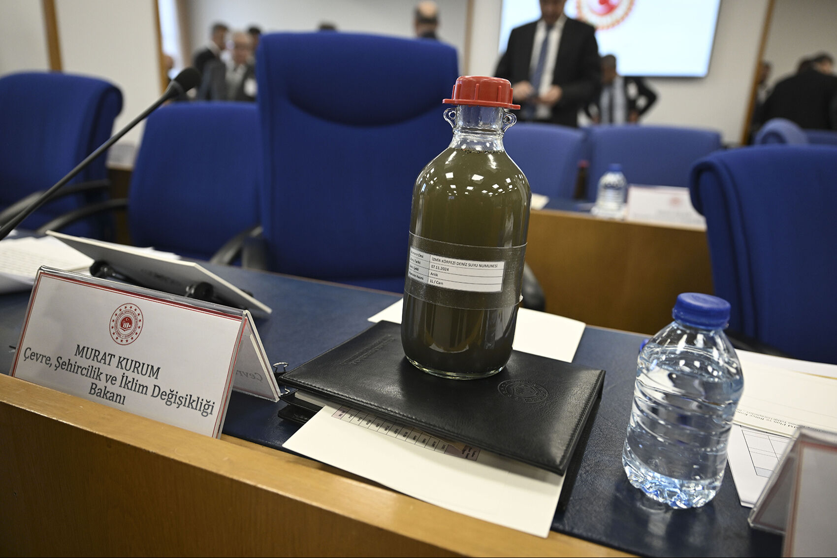 İzmir Belediye Başkanı Cemil Tugay'dan eleştirilere ilginç cevap: Biz kirletsek de bakanlık temizleyecek İzmir Belediye Başkanı Cemil Tugay'dan eleştirilere akıl almaz cevap: Biz kirletsek de bakanlık temizleyecek - 1. Resim