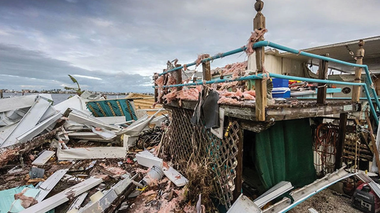 Kasırgalardan etkilenen Trump destekçilerine yardım etmeme talimatı veren ekip amiri kovuldu Kasırgalardan etkilenen Trump destekçilerine yardım etmeme talimatı veren ekip amiri kovuldu - 1. Resim