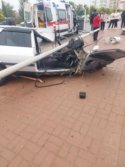 Korkunç kazada otomobil ikiye bölündü! - 2. Resim