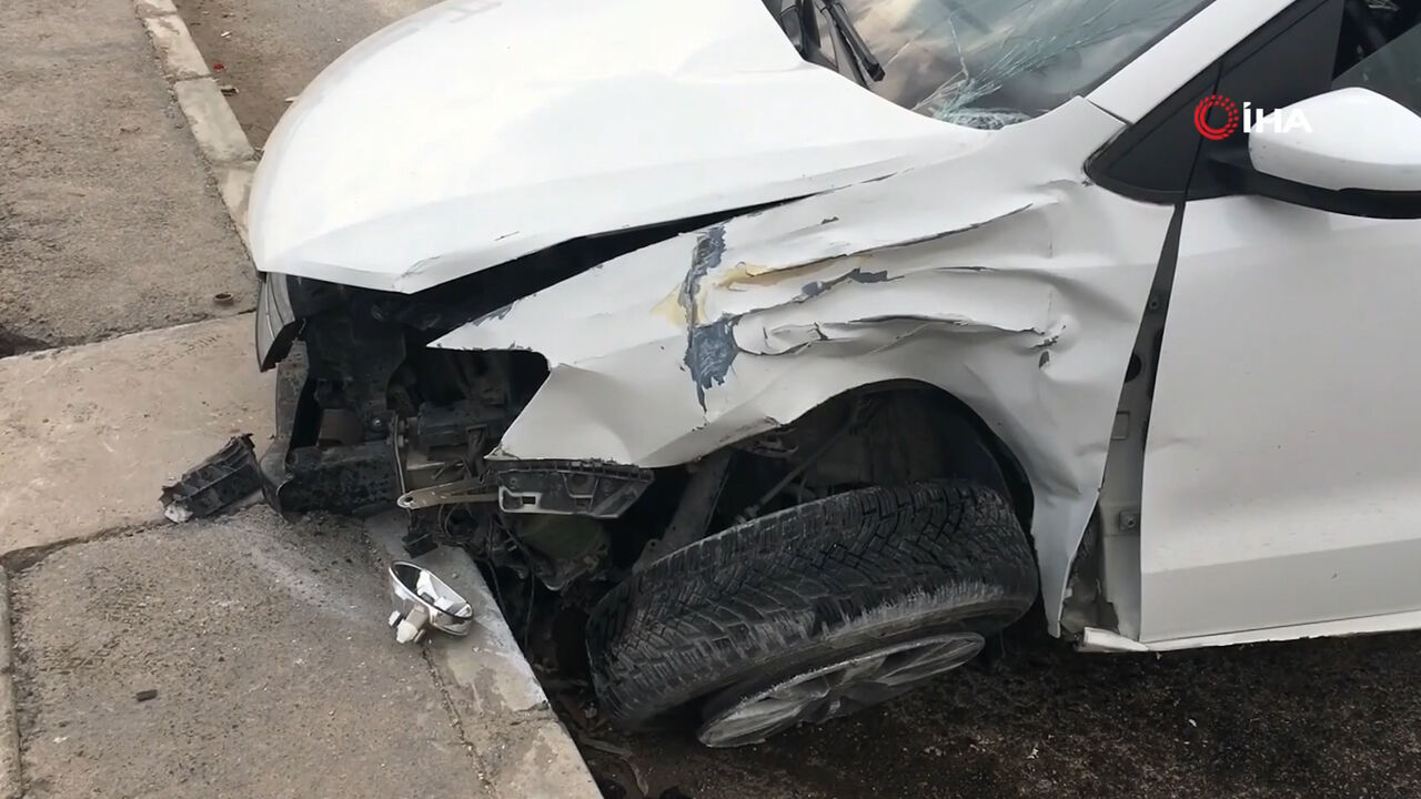 Mersin'deki korkunç kaza kamerada! Kontrolden çıkan araç Emel Özdemir'in hayatına mal oldu Mersin'deki korkunç kaza kamerada! Kontrolden çıkan araç Emel Özdemir'in hayatına mal oldu - 2. Resim