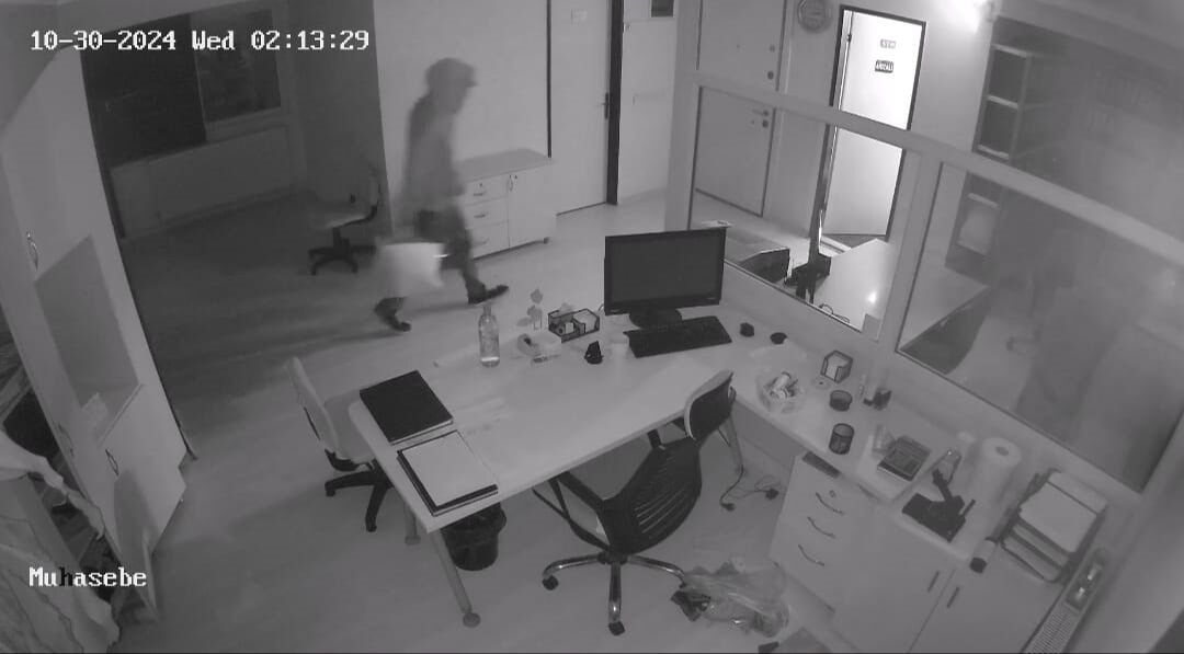 Para dolu kasayı açmak için hırsızlık yaptığı ofisteki alet çantasını da çaldı! Kurnaz hırsız kameralara yakalandı - 1. Resim