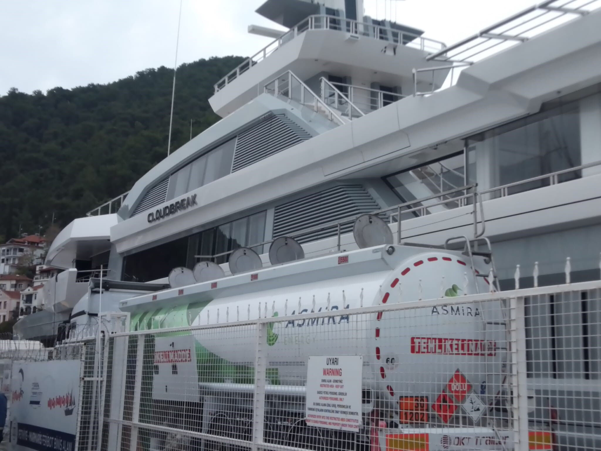 Rus milyardere ait mega yat Fethiye'de 135 bin litre yakıt aldı - 1. Resim