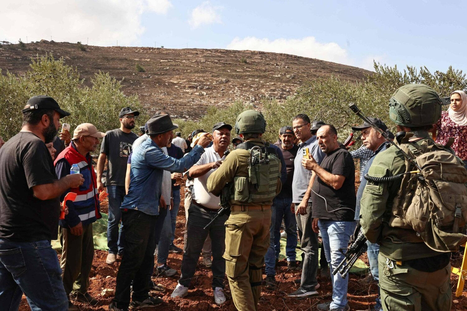 Sivilleri katlettikleri yetmedi, şimdi de doğaya saldırıyorlar! İsrailliler, bölgede ürün veren tüm ağaçları kesti Sivilleri katlettikleri yetmedi, şimdi de doğaya saldırıyorlar! İsrail ürün veren tüm ağaçları kesti - 1. Resim