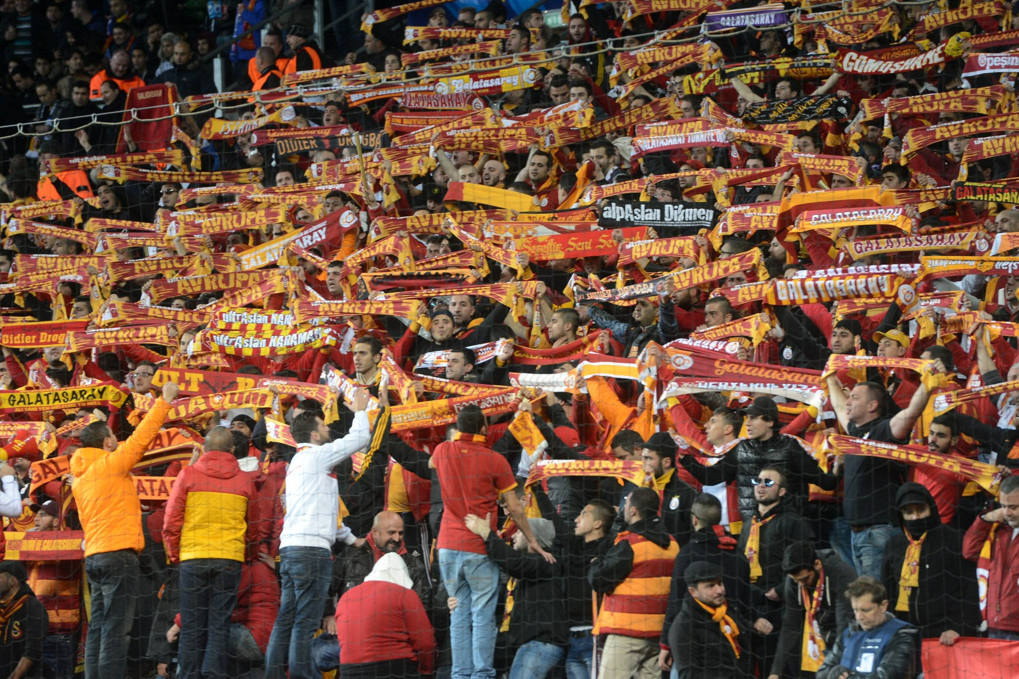 Dünyanın en ateşli atmosfere sahip stadyumları açıklandı! Zirvedeki stat Türkiye'den... - 12. Resim
