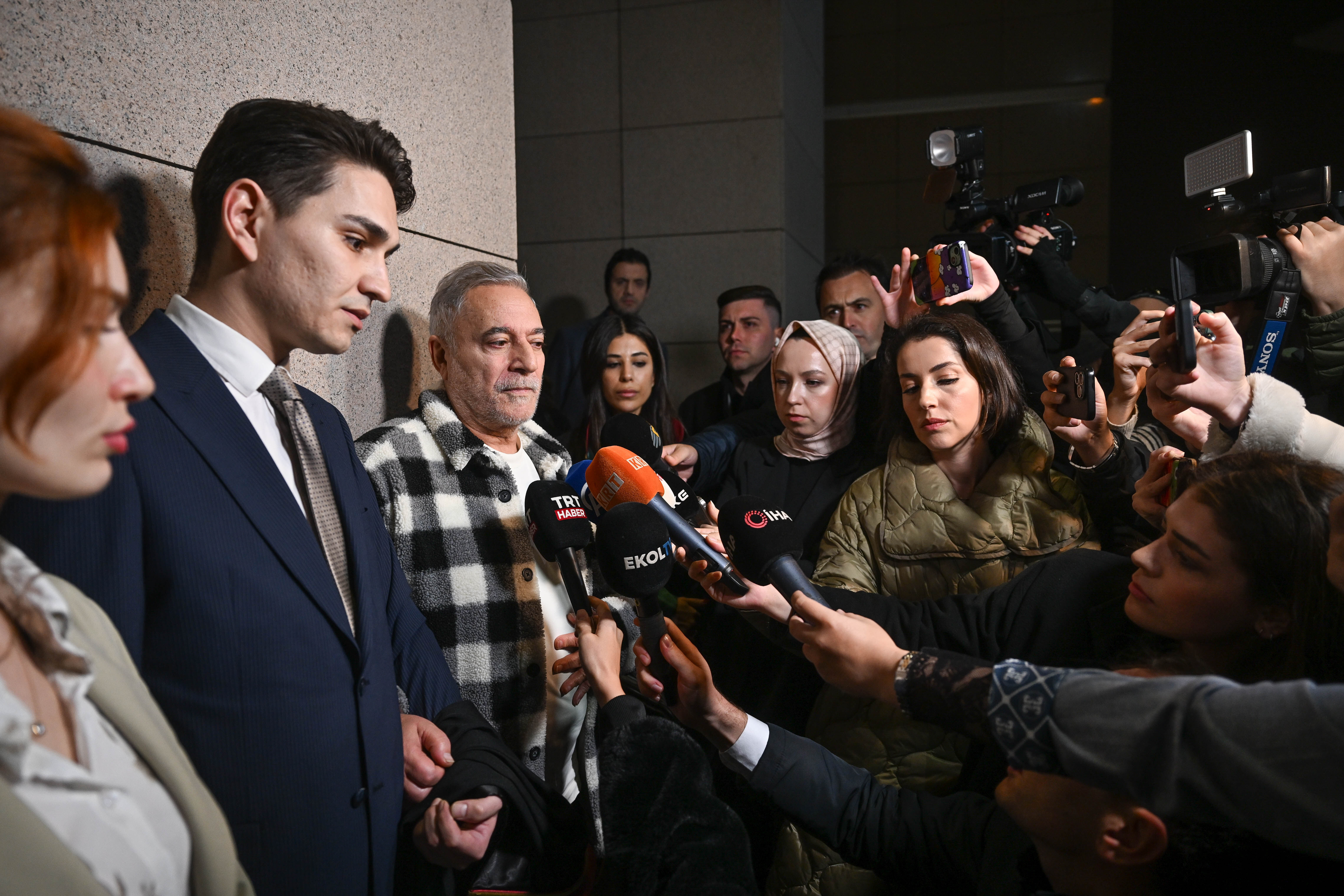 Ev hapsi cezasına çarptırılan Mehmet Ali Erbil'in ilk sözleri 'beni öldürürlerdi' oldu Ev hapsi cezasına çarptırılan Mehmet Ali Erbil'in ilk sözleri 'beni öldürürlerdi' oldu - 1. Resim