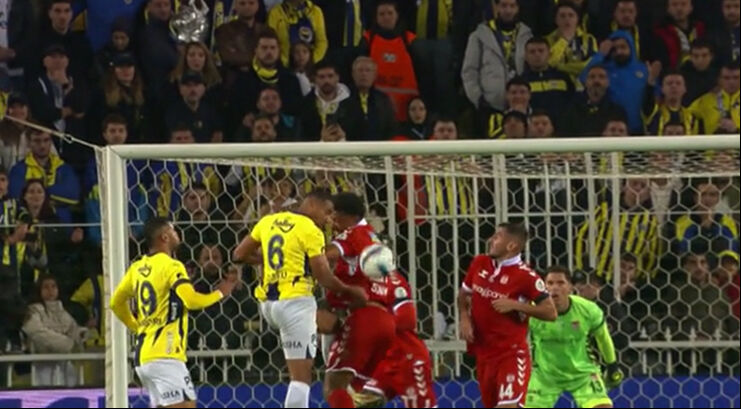 Fenerbahçe'nin golünden önce el var mı? Geceye damga vuran pozisyon için net yorum: Rain Ball Fenerbahçe'nin golünden önce el var mı? Geceye damga vuran pozisyon için net yorum: Rain Ball - 5. Resim