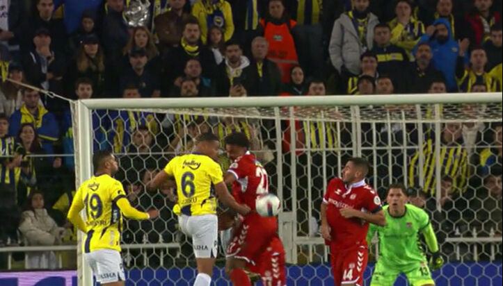 Fenerbahçe'nin golünden önce el var mı? Geceye damga vuran pozisyon için net yorum: Rain Ball Fenerbahçe'nin golünden önce el var mı? Geceye damga vuran pozisyon için net yorum: Rain Ball - 4. Resim