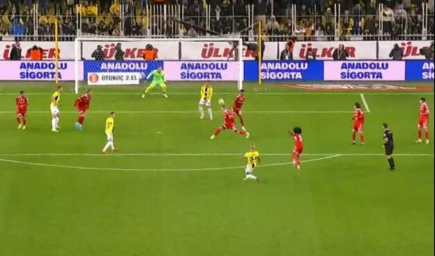 Fenerbahçe'nin golünden önce el var mı? Geceye damga vuran pozisyon için net yorum: Rain Ball Fenerbahçe'nin golünden önce el var mı? Geceye damga vuran pozisyon için net yorum: Rain Ball - 7. Resim
