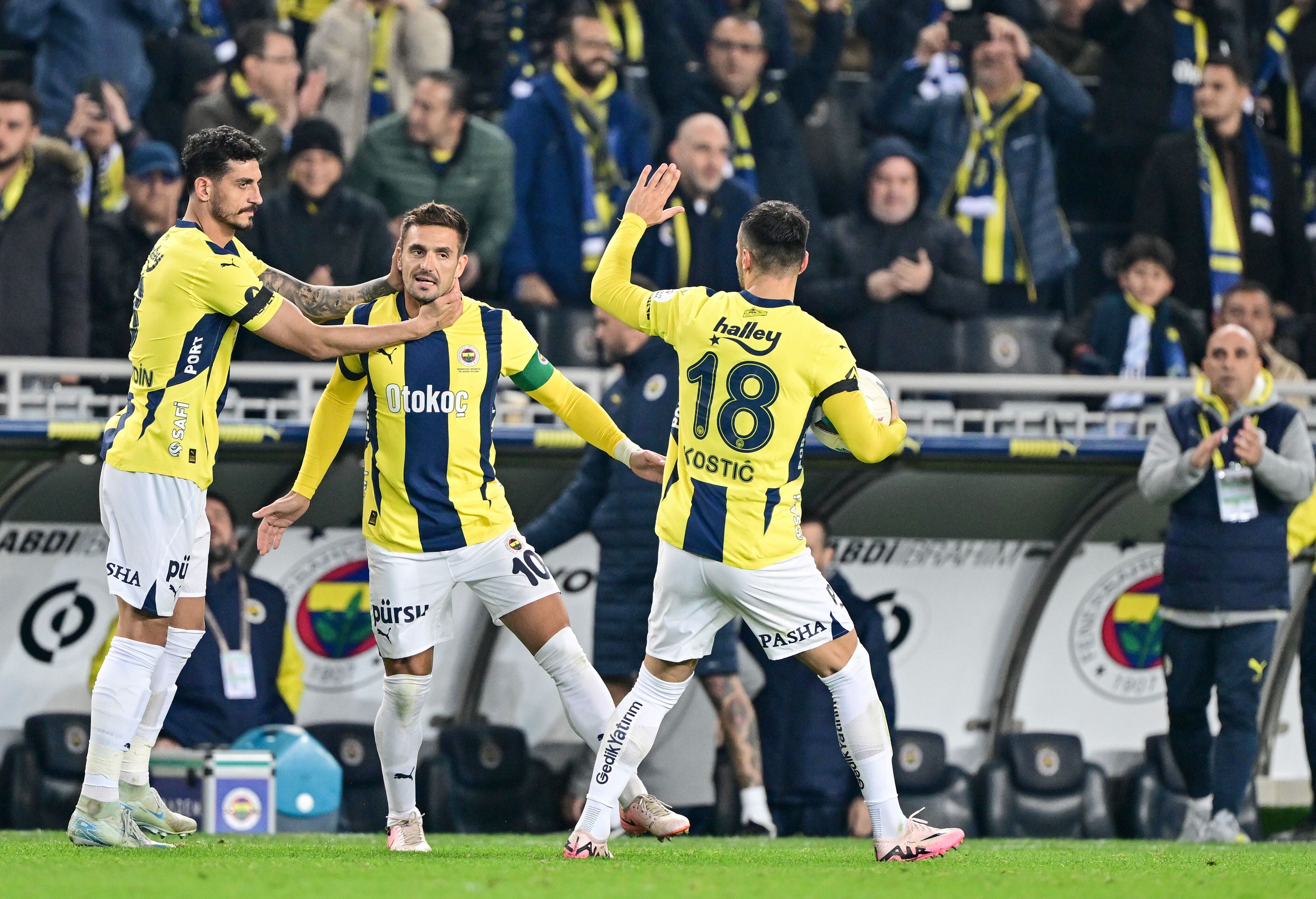 Fener’e ilaç gibi! AZ Alkmaar deplasmanından üzgün dönen Fenerbahçe ligde Sivas’ı yendi ikinci sıraya yerleşti - 1. Resim