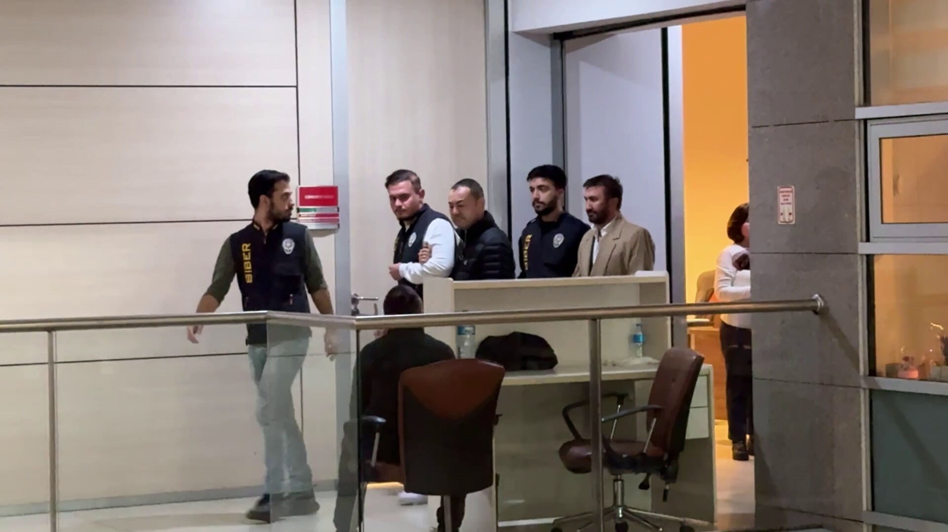 Gözaltına alınan ünlü isimler adliyeye sevk edildi! Serdar Ortaç'ın bitkin hali gözlerden kaçmadı - 2. Resim
