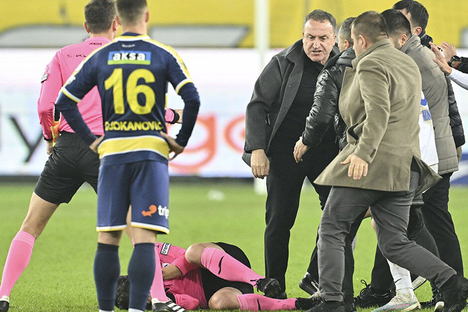 Halil Umut Meler'i yumruklayan Ankaragücü'nün eski başkanı Faruk Koca'ya hapis cezası Halil Umut Meler'i yumruklayan Ankaragücü'nün eski başkanı Faruk Koca'ya hapis cezası - 4. Resim