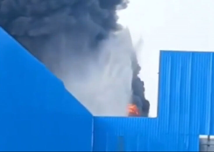 Hindistan'da petrol rafinerisi alev alev yandı! 1 kişi öldü, 2 kişi yaralandı - 1. Resim