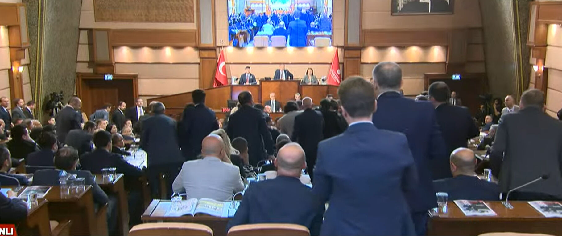 İBB Meclisi'nde CHP ve AK Partililer arasında 'söz hakkı' krizi: Yumruklu kavga çıktı, su şişeleri havada uçuştu İBB Meclisi'nde 'söz hakkı' krizi: Yumruklu kavga çıktı, su şişeleri havada uçuştu - 1. Resim