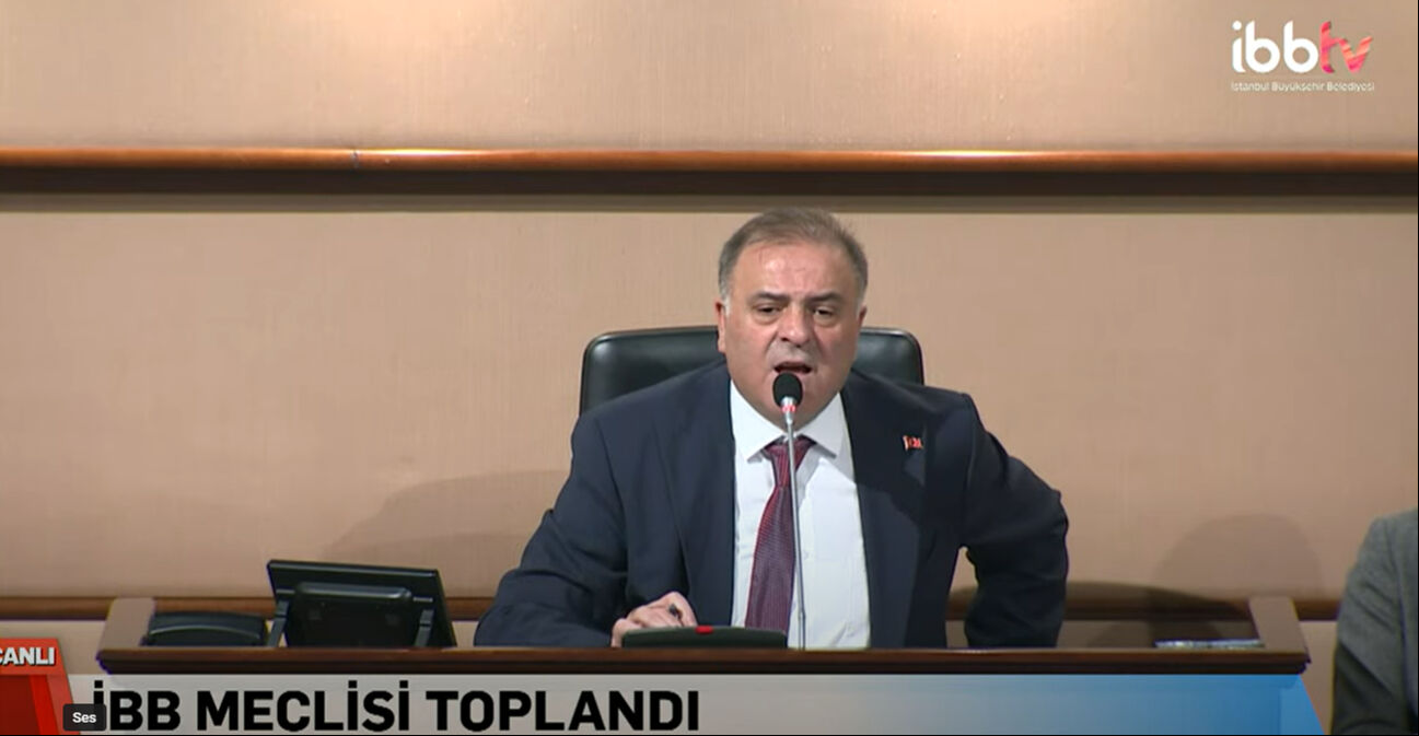 İBB Meclisi'nde CHP ve AK Partililer arasında 'söz hakkı' krizi: Yumruklu kavga çıktı, su şişeleri havada uçuştu İBB Meclisi'nde 'söz hakkı' krizi: Yumruklu kavga çıktı, su şişeleri havada uçuştu - 2. Resim