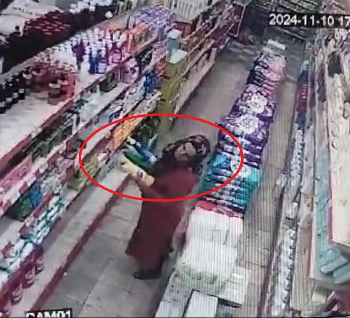 Marketten temizlik malzemesi çalan kadın kamerada - 1. Resim