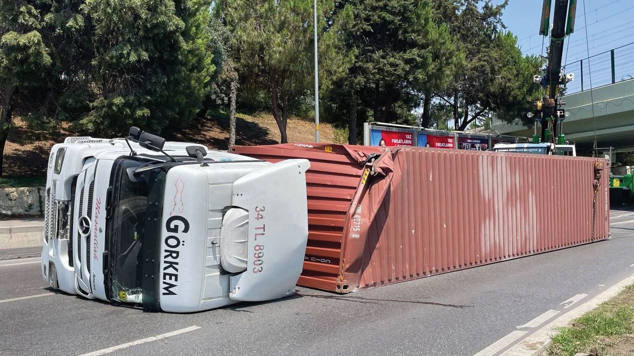 Sabıkalı alt geçitte devrilerek 4 kişiyi öldüren TIR'ın şoförünün cezası belli oldu Sabıkalı alt geçitte devrilerek 4 kişiyi öldüren TIR'ın şoförünün cezası belli oldu - 1. Resim