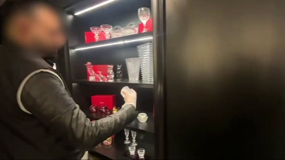 Ünlü isimlerin alışveriş için uğrak noktasıydı! O villa basıldı, içeriden neler çıktı neler... - 1. Resim