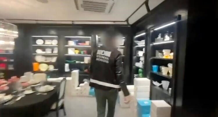 Ünlü isimlerin alışveriş için uğrak noktasıydı! O villa basıldı, içeriden neler çıktı neler... - 4. Resim