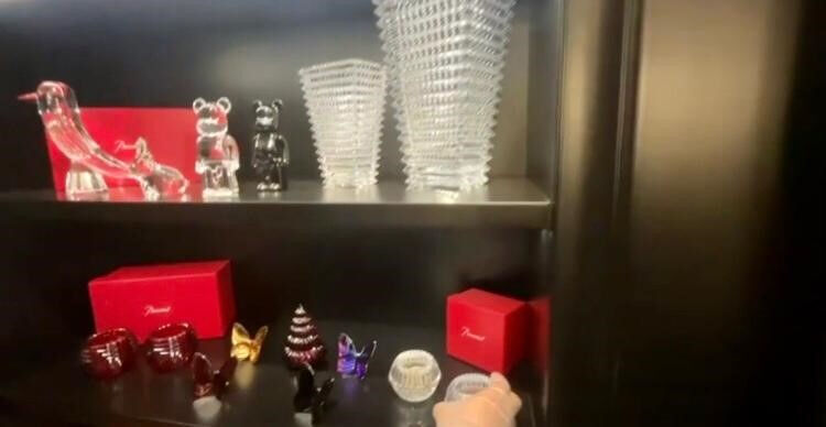 Ünlü isimlerin alışveriş için uğrak noktasıydı! O villa basıldı, içeriden neler çıktı neler... - 3. Resim