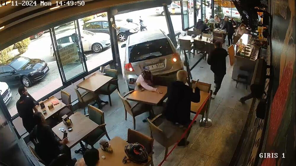 84 yaşındaki sürücü kafeye daldı! Ölü ve yaralılar var - 2. Resim