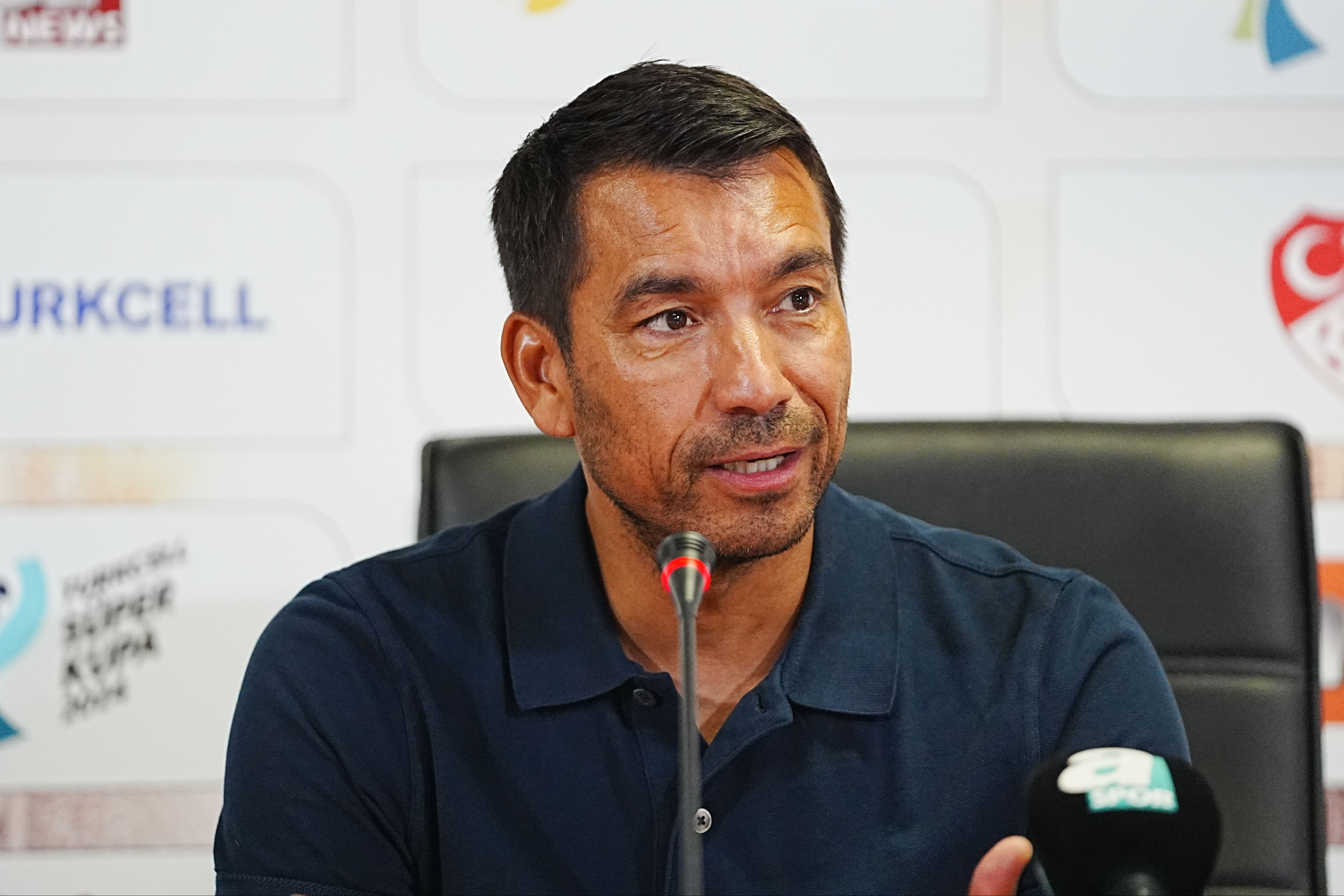 Beşiktaş'ta Giovanni van Bronckhorst neşteri vuruyor! Gönderilecekler listesini hazırlıyor Beşiktaş'ta Giovanni van Bronckhorst neşteri vuruyor! Gönderilecekler listesini hazırlıyor - 1. Resim