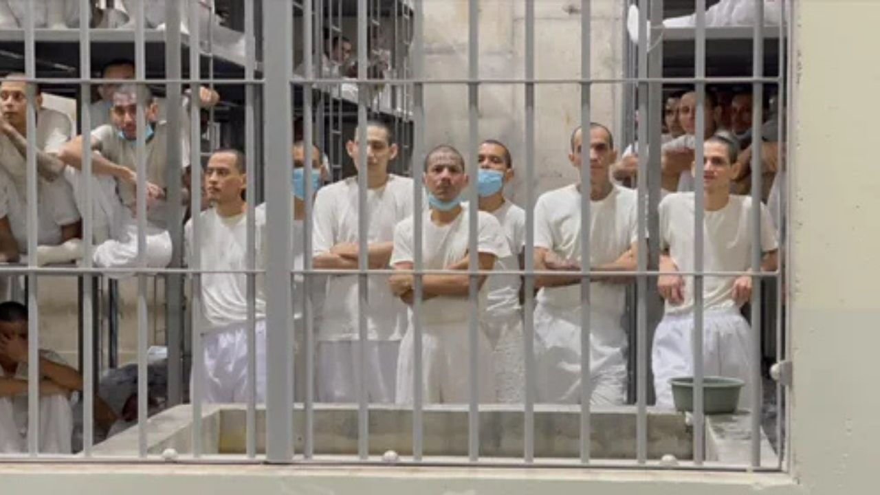 Bir giren bir daha çıkamıyor! Dünyanın en azılı suçlularının olduğu Cecot Hapishanesi nerede? - 2. Resim