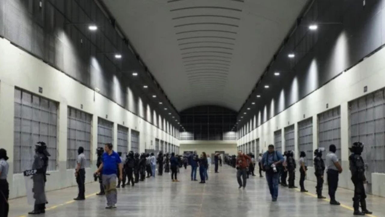 Bir giren bir daha çıkamıyor! Dünyanın en azılı suçlularının olduğu Cecot Hapishanesi nerede? - 1. Resim