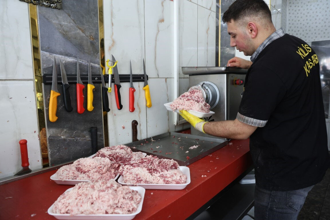 Dolandırıcılığın böylesi görülmedi: ''Senden et aldım, zehirlendim'' diyerek kasapları dolandırdılar Dolandırıcılığın böylesi görülmedi: ''Senden et aldım, zehirlendim'' diyerek kasapları dolandırdılar - 2. Resim